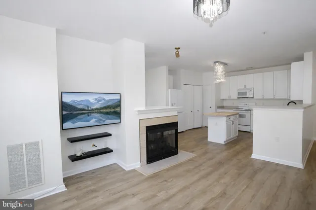 $2,700 | 400 Symphony Circle, Unit 422H, Cockeysville, MD 21030