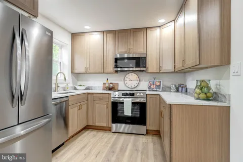 $709,999 | 10915 Maple Street, Fairfax, VA 22030