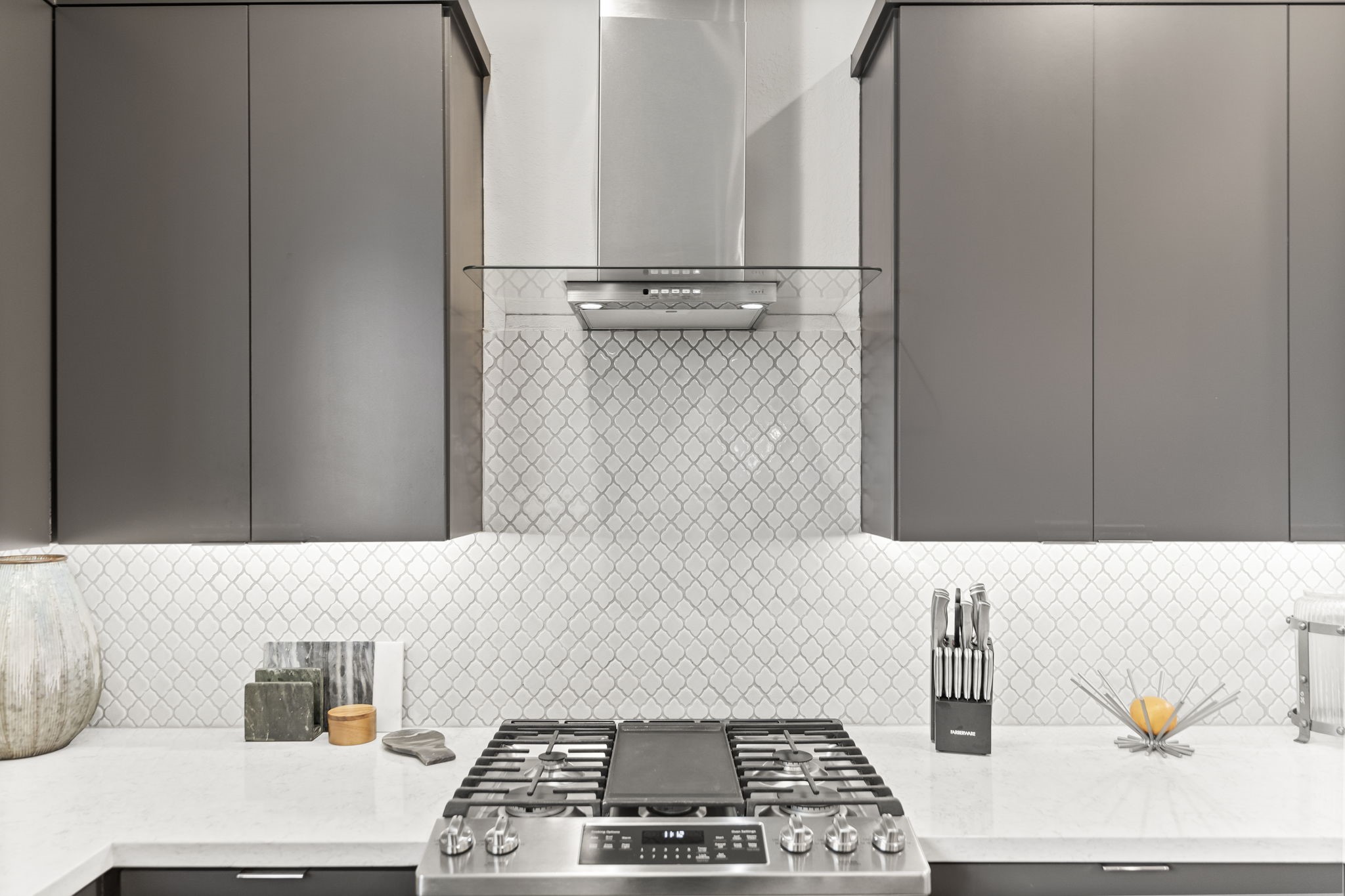 4227 Allen Street Houston, TX 77007 - Photo 13 of 30 a bathroom with a bath tub