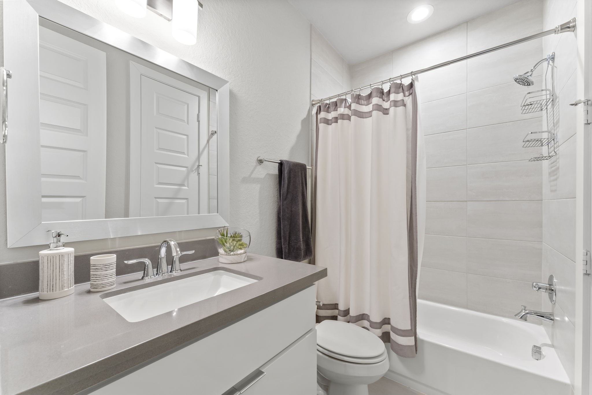 4227 Allen Street Houston, TX 77007 - Photo 6 of 30 a bathroom with a sink toilet and shower