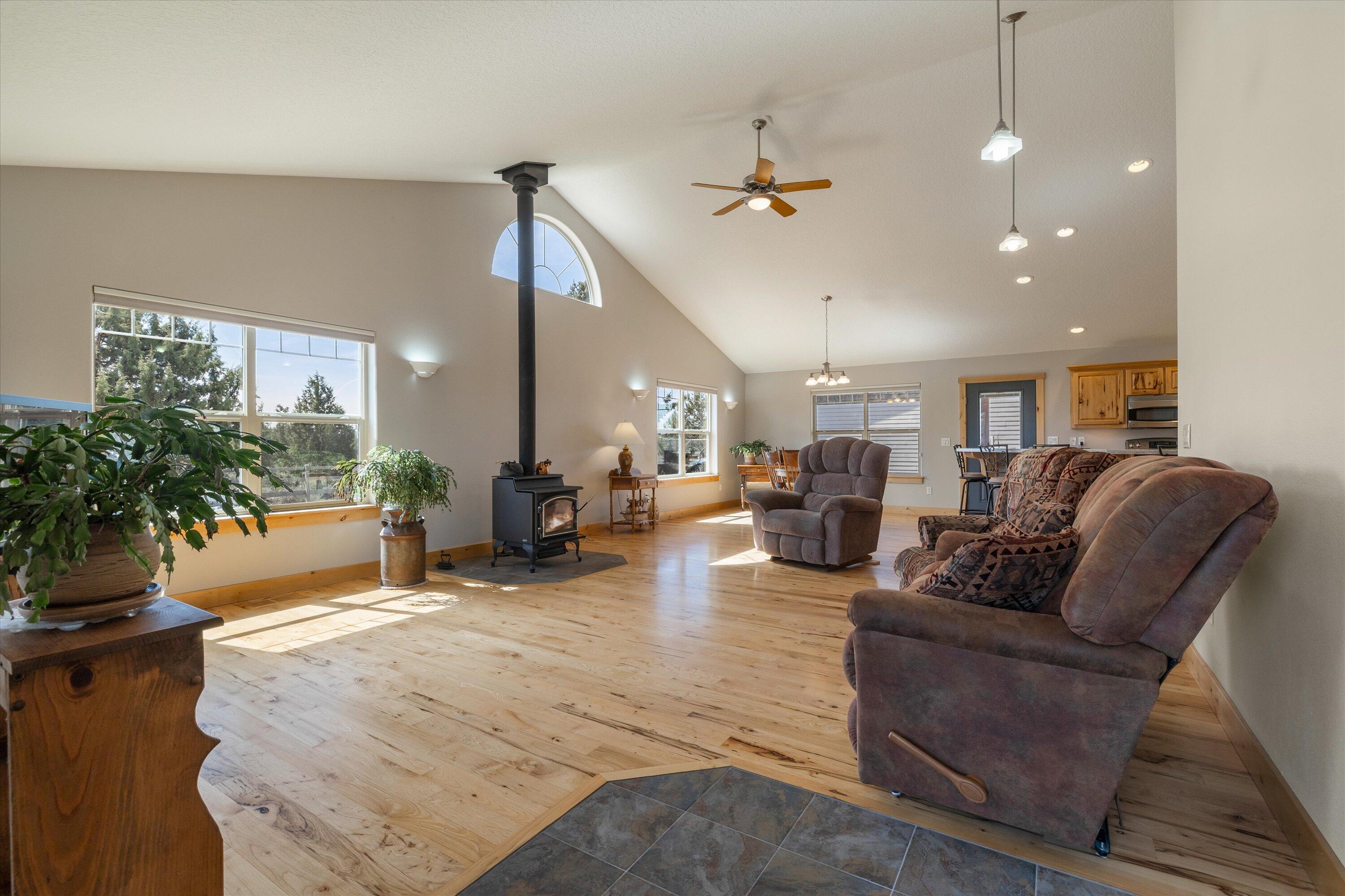 5585 Southwest Rim Road Terrebonne, OR 97760 - Photo 6 of 48 Living Room