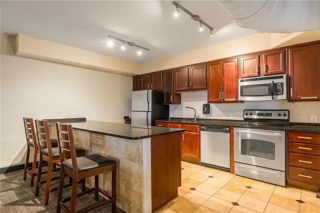 $189,000 | 700 East 8th Street, Unit 12J, Kansas City, MO 64106