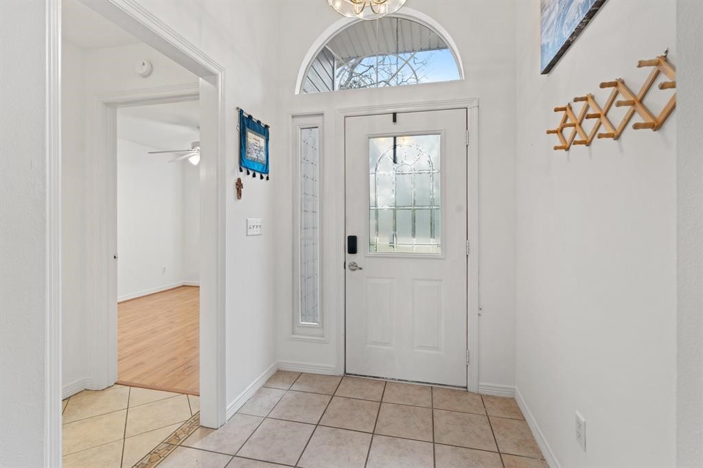 467 Pinnacle Trinity, TX 75862 - Photo 29 of 40 view of an entryway with a chandelier