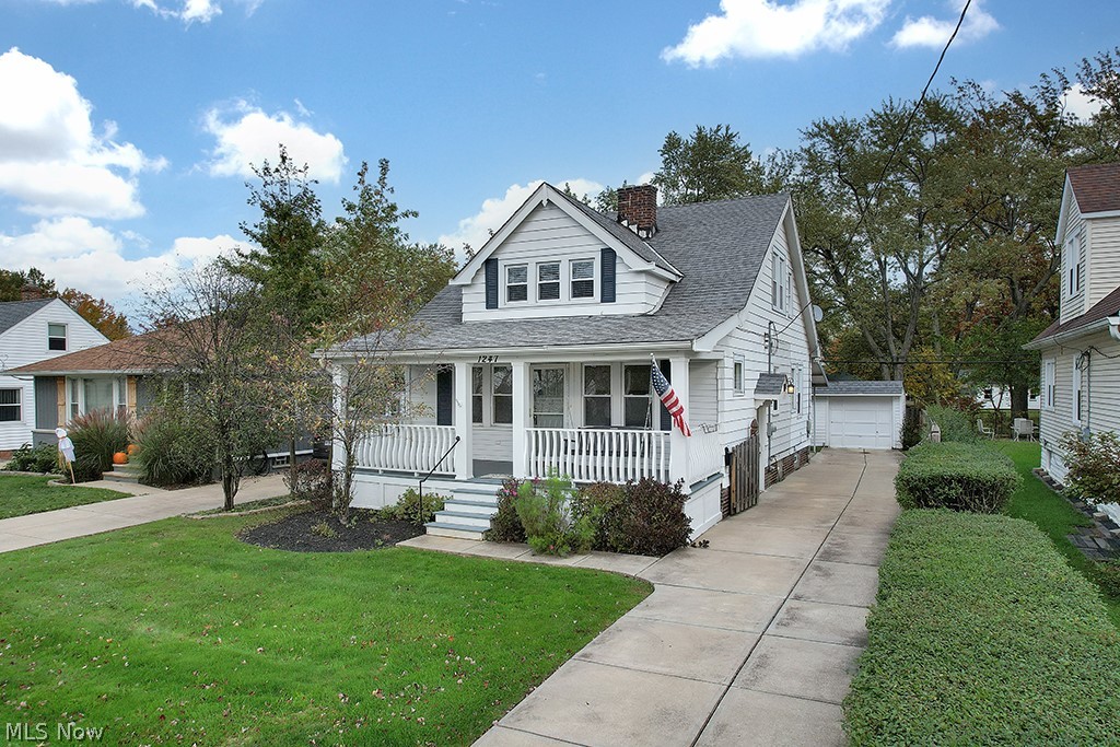 1247 Mayfield Ridge Road Cleveland, OH 44124 - Photo 2 of 21 Well-maintained Driveway