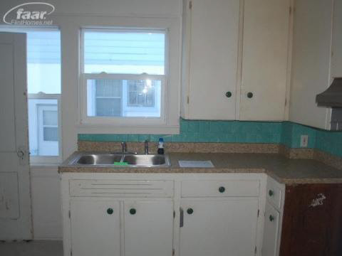 1949 Flushing Road Flint, MI 48504 - Photo 8 of 18 20327482-7.JPG