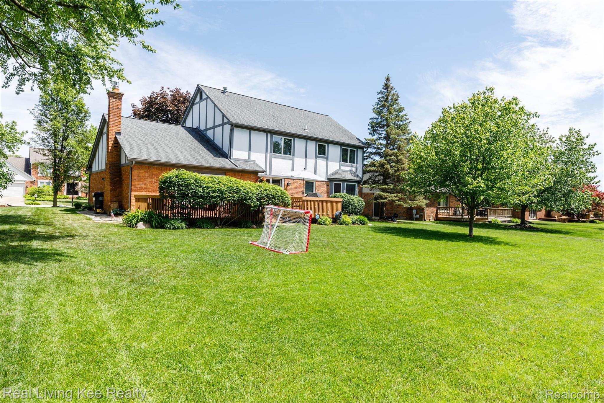 359 Silvervale Drive Rochester, MI 48309 - Photo 30 of 36 359 Silvervale Dr-29.jpg