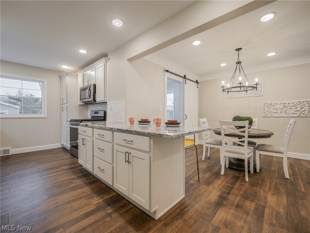3232 Berkeley Road Cleveland, OH 44118 - Photo 8 of 33 Kitchen Island/Breakfast Bar