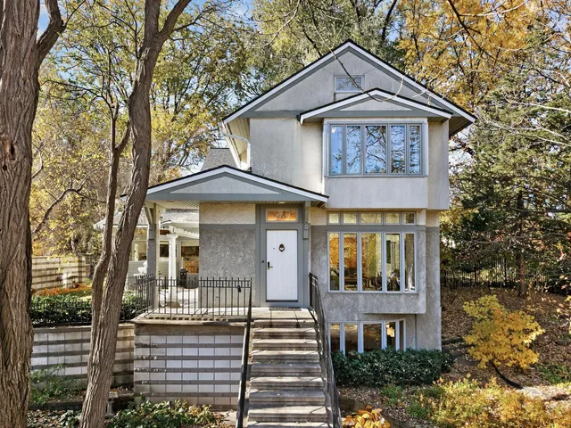 $950,000 | 555 Montcalm Place, St. Paul, MN 55116