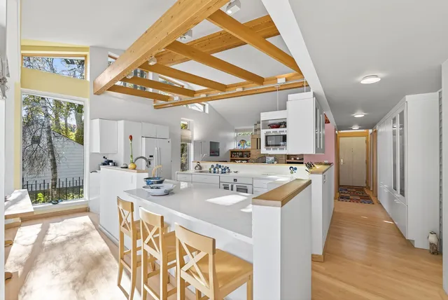 $950,000 | 555 Montcalm Place, St. Paul, MN 55116