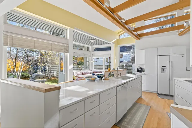 $950,000 | 555 Montcalm Place, St. Paul, MN 55116