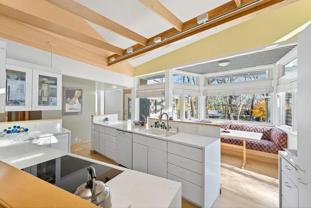 $950,000 | 555 Montcalm Place, St. Paul, MN 55116