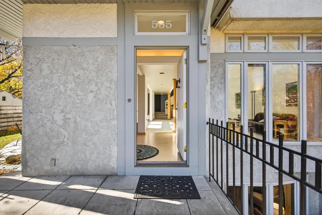 $950,000 | 555 Montcalm Place, St. Paul, MN 55116