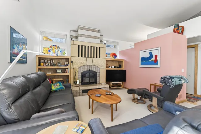 $950,000 | 555 Montcalm Place, St. Paul, MN 55116