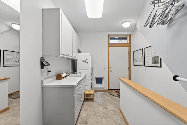 $950,000 | 555 Montcalm Place, St. Paul, MN 55116