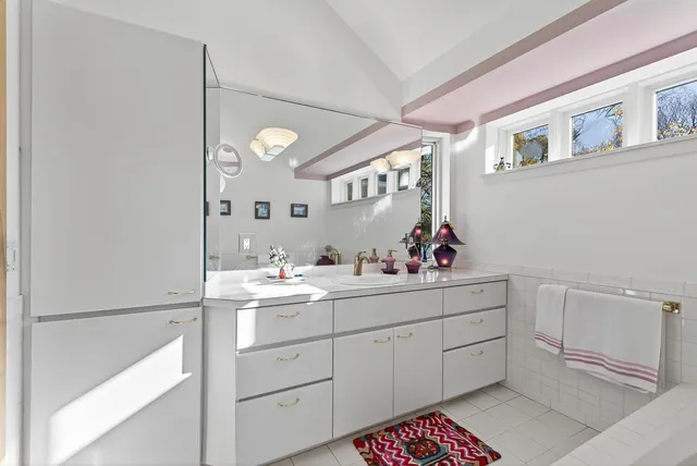 $950,000 | 555 Montcalm Place, St. Paul, MN 55116