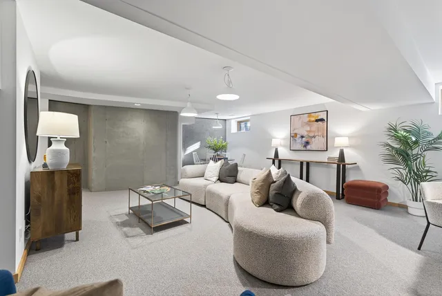 $950,000 | 555 Montcalm Place, St. Paul, MN 55116