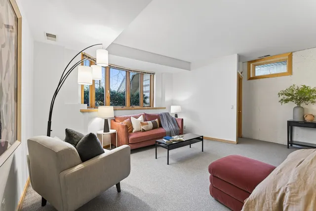 $950,000 | 555 Montcalm Place, St. Paul, MN 55116