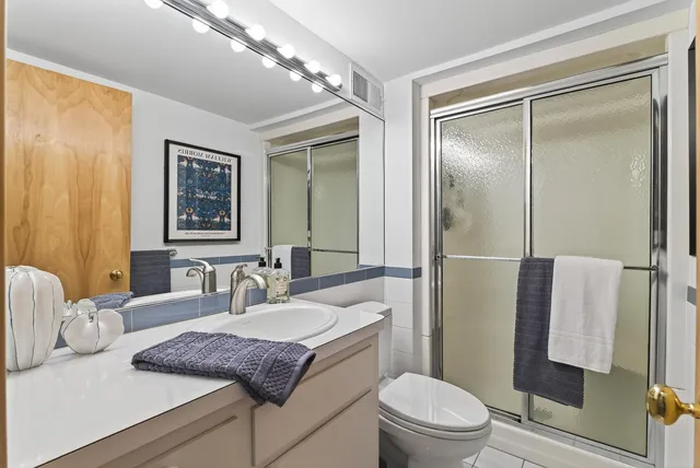 $950,000 | 555 Montcalm Place, St. Paul, MN 55116