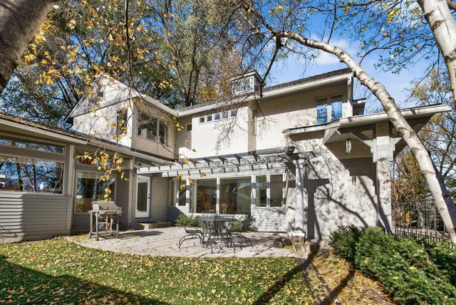 $950,000 | 555 Montcalm Place, St. Paul, MN 55116