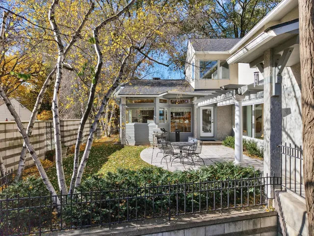 $950,000 | 555 Montcalm Place, St. Paul, MN 55116