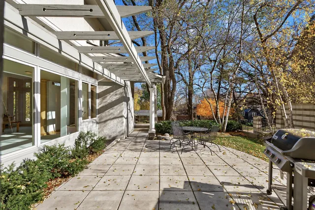 $950,000 | 555 Montcalm Place, St. Paul, MN 55116