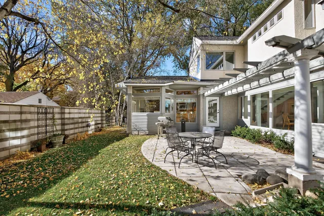 $950,000 | 555 Montcalm Place, St. Paul, MN 55116