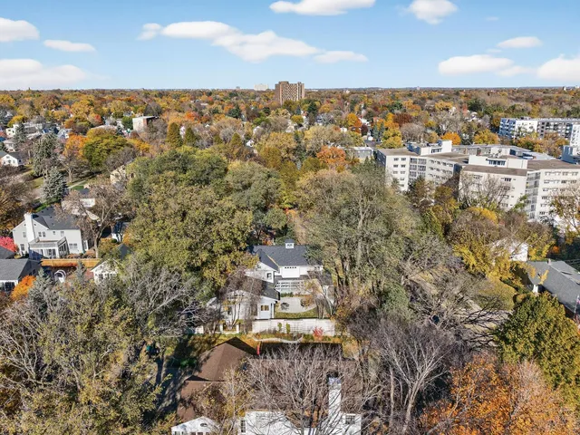$950,000 | 555 Montcalm Place, St. Paul, MN 55116