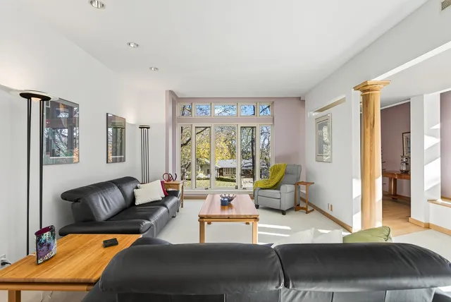 $950,000 | 555 Montcalm Place, St. Paul, MN 55116