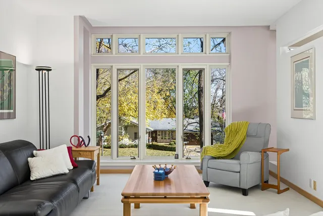 $950,000 | 555 Montcalm Place, St. Paul, MN 55116