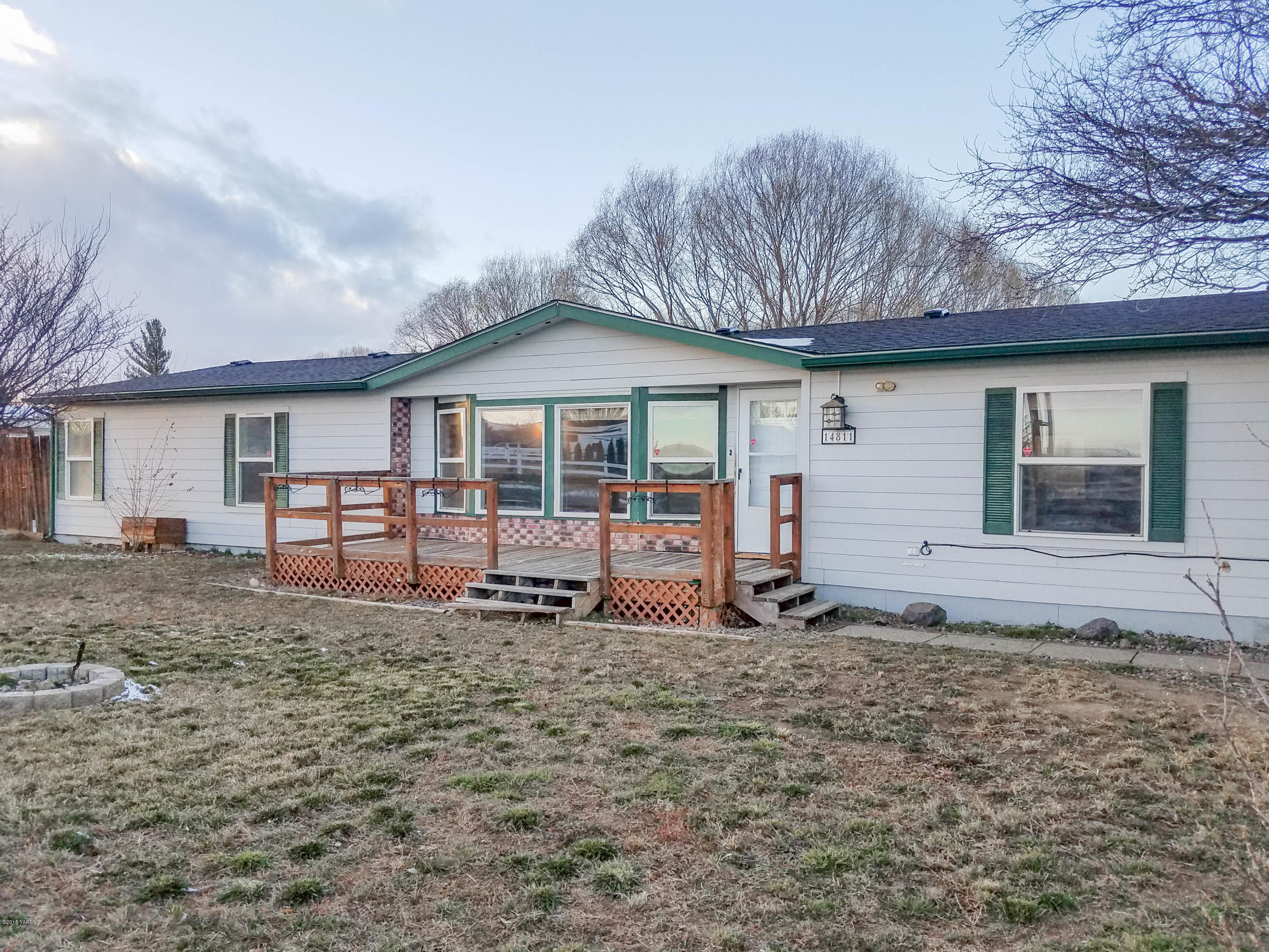 a view of a house with backyard