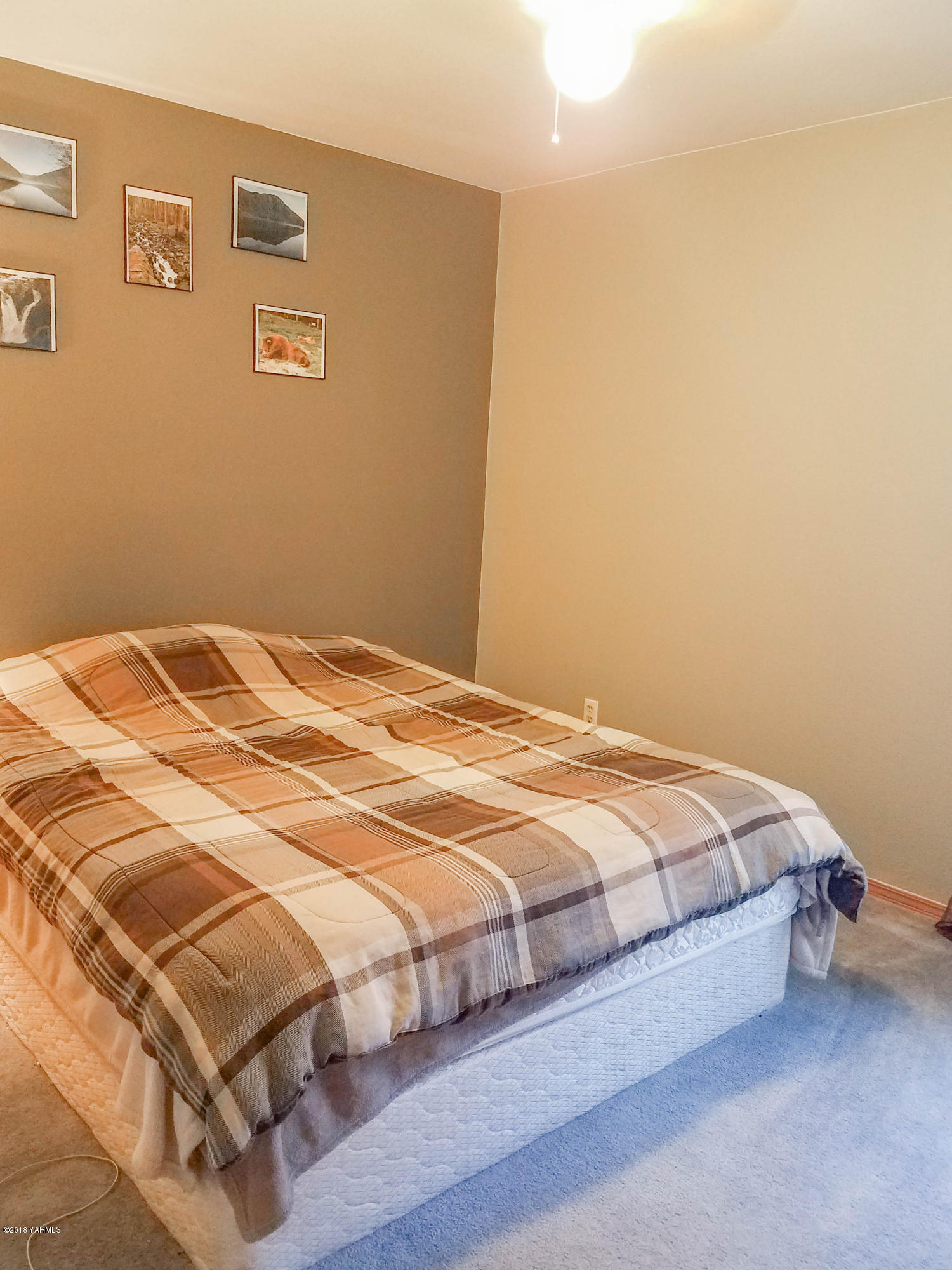 14811 Douglas Road Yakima, WA 98908 - Photo 13 of 18 a large bed sitting in a bedroom next to a wall