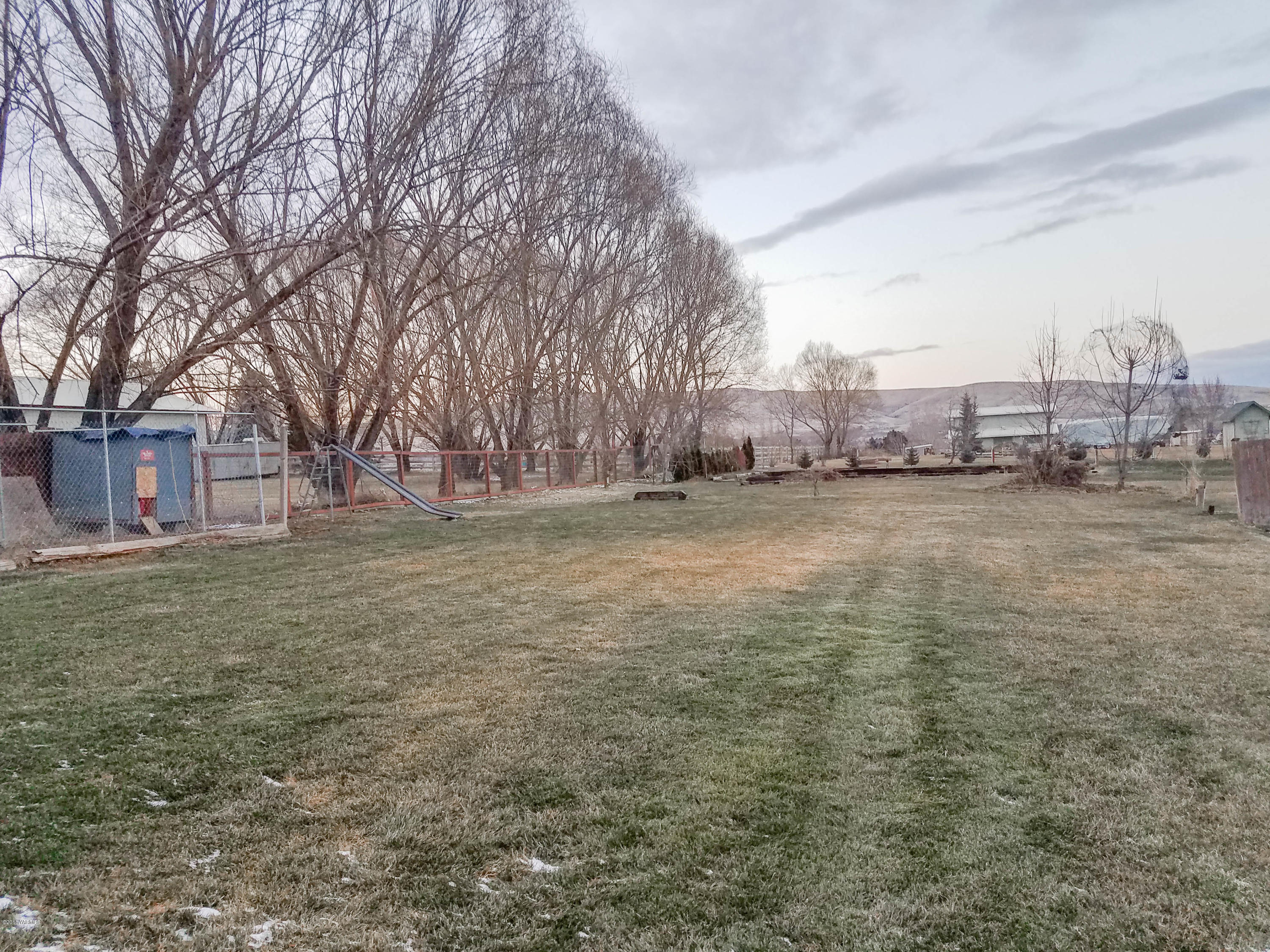 14811 Douglas Road Yakima, WA 98908 - Photo 15 of 18 a view of a yard with a house