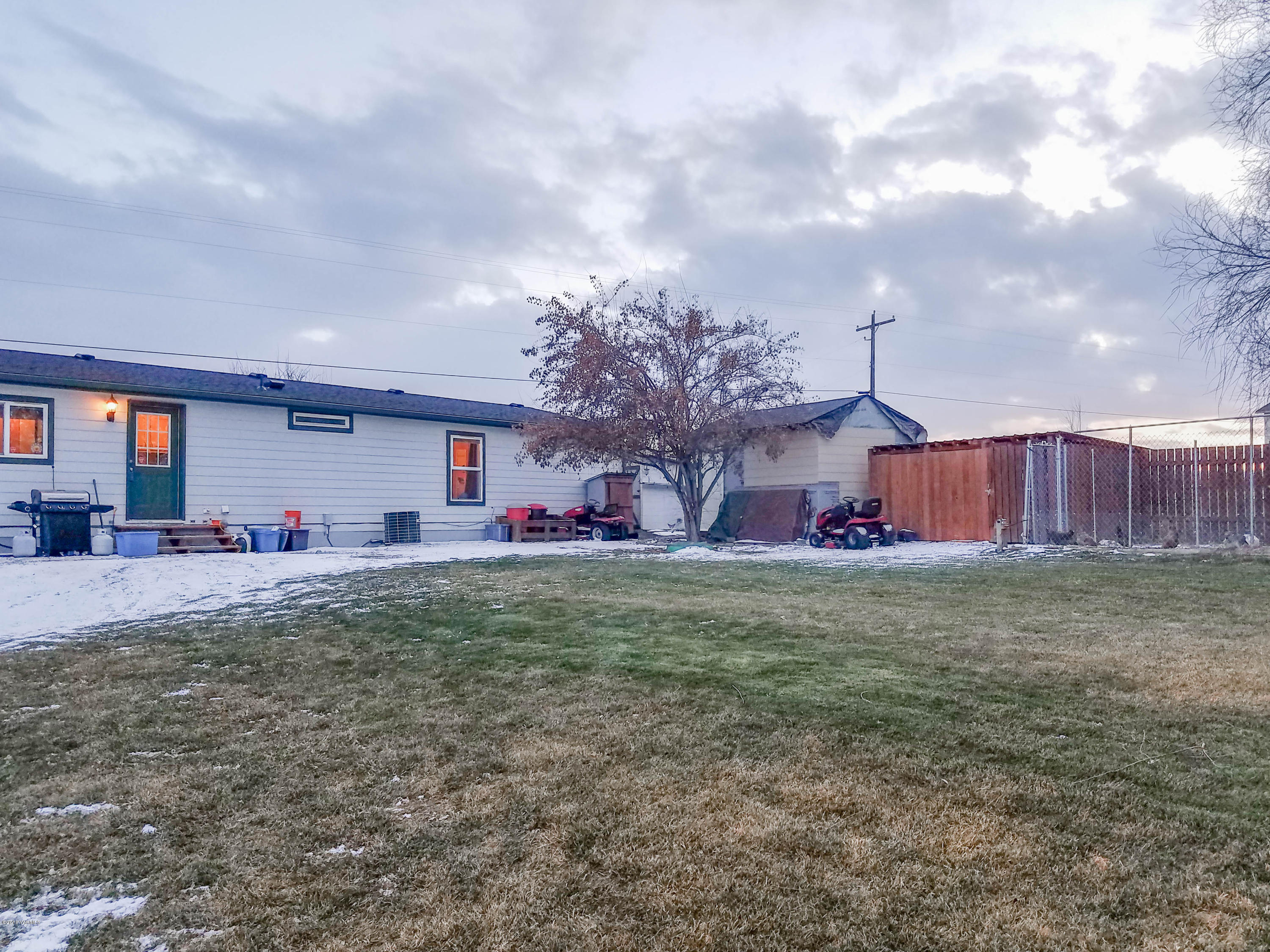 14811 Douglas Road Yakima, WA 98908 - Photo 16 of 18 a front view of a house with garden
