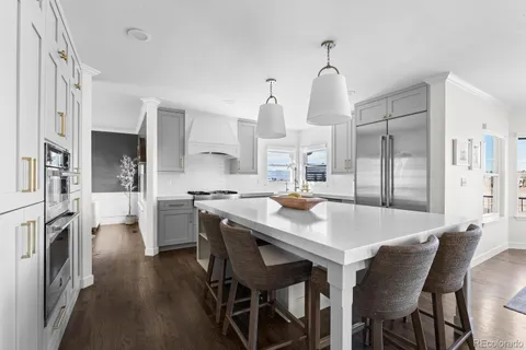 a view of a livingroom with furniture and entryway