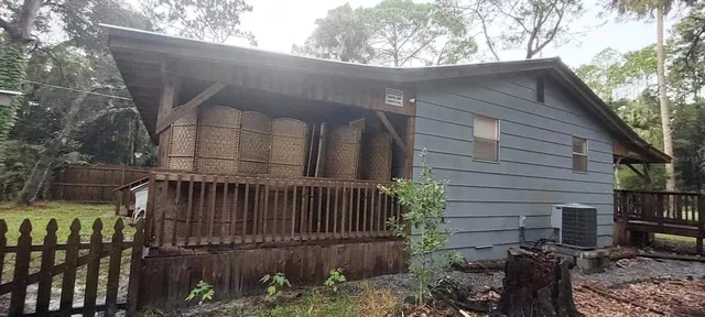 a view of a back yard