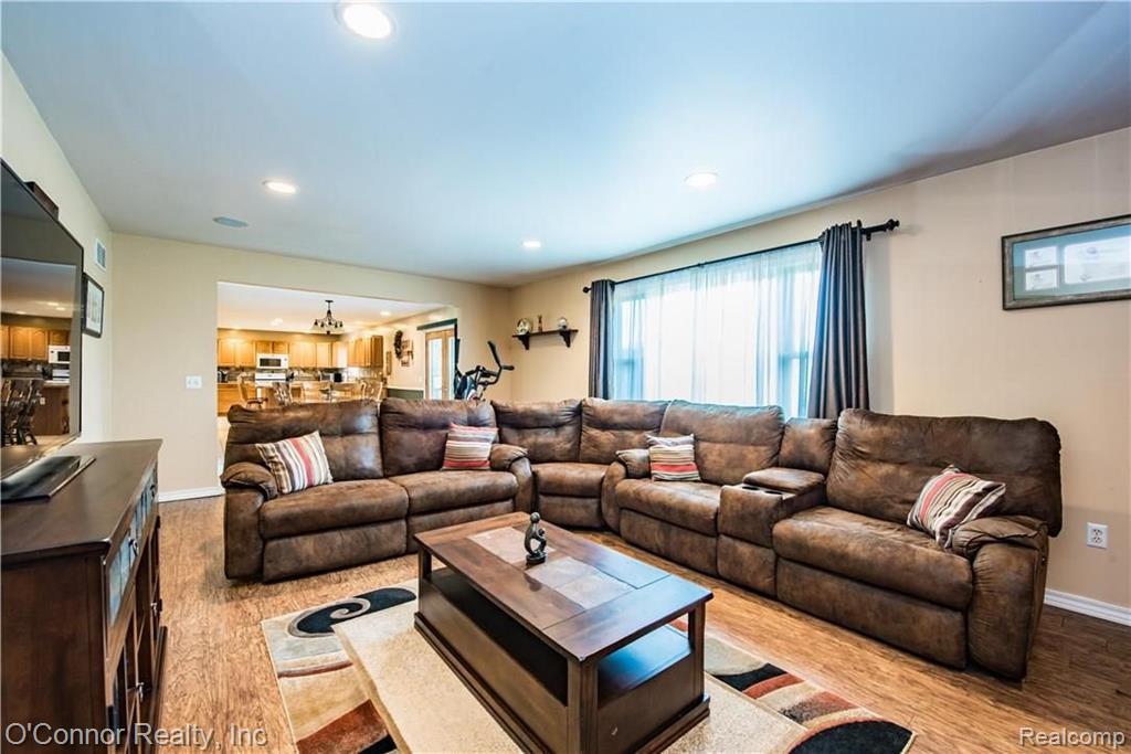 586 Mayer Road Columbus, MI 48063 - Photo 5 of 25