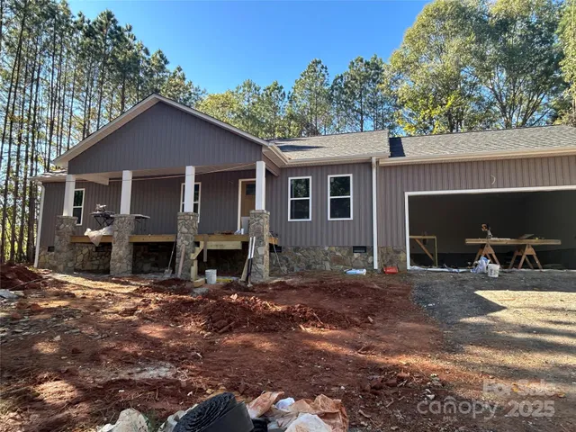 a view of a house with backyard