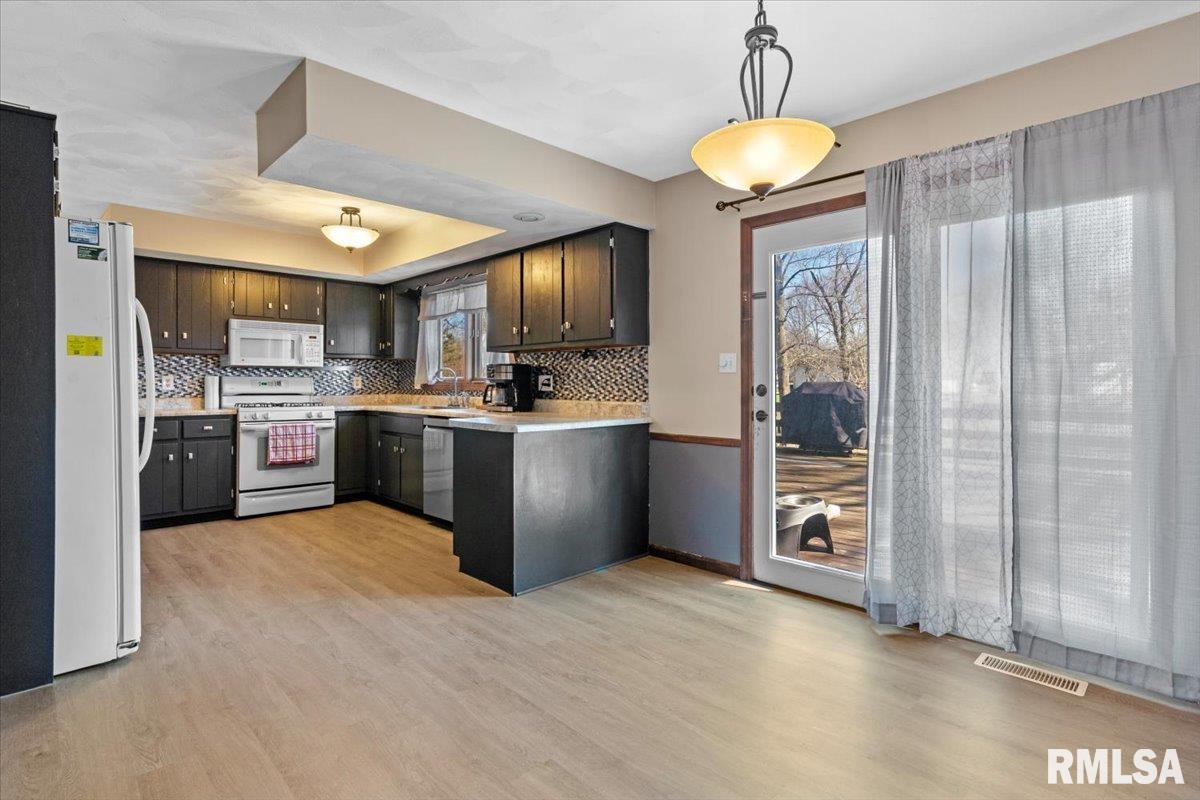 124 Augie Court Chatham, IL 62629 - Photo 13 of 44