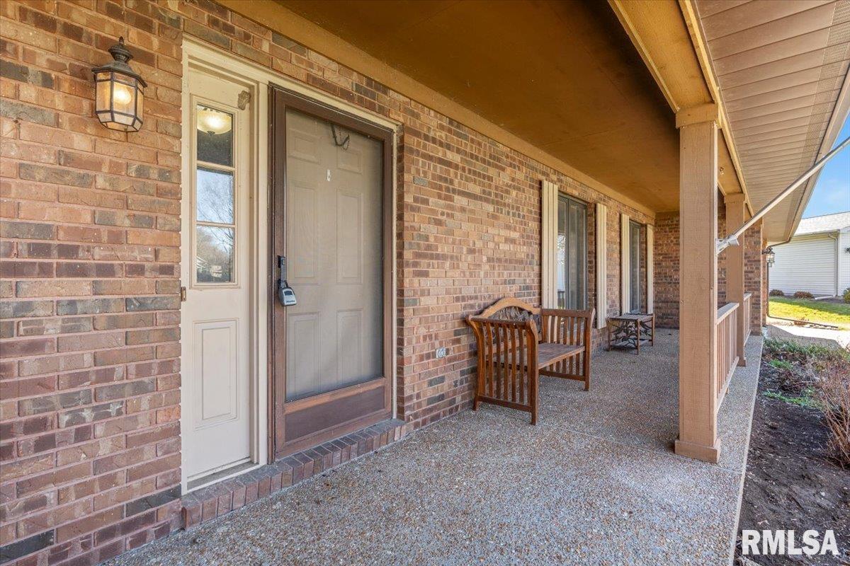 124 Augie Court Chatham, IL 62629 - Photo 2 of 44