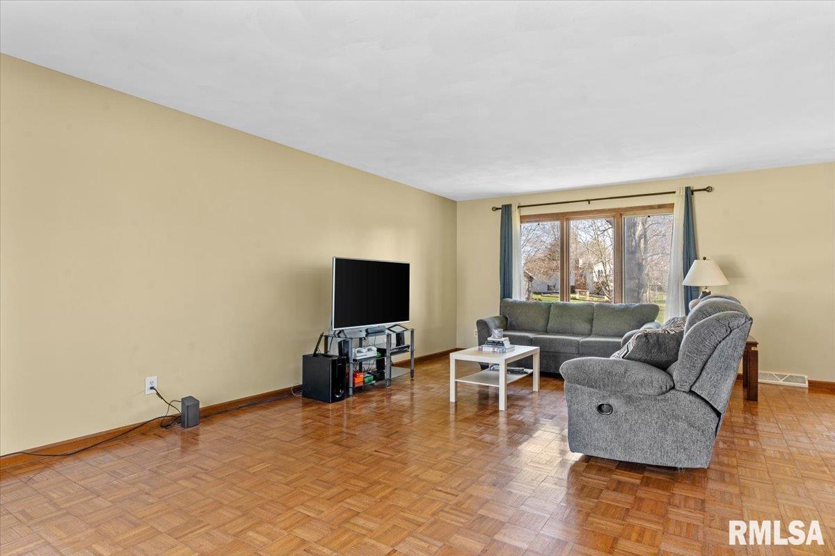 124 Augie Court Chatham, IL 62629 - Photo 3 of 44