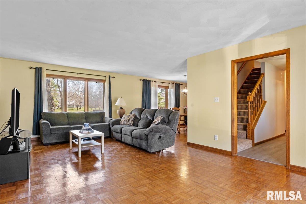 124 Augie Court Chatham, IL 62629 - Photo 4 of 44