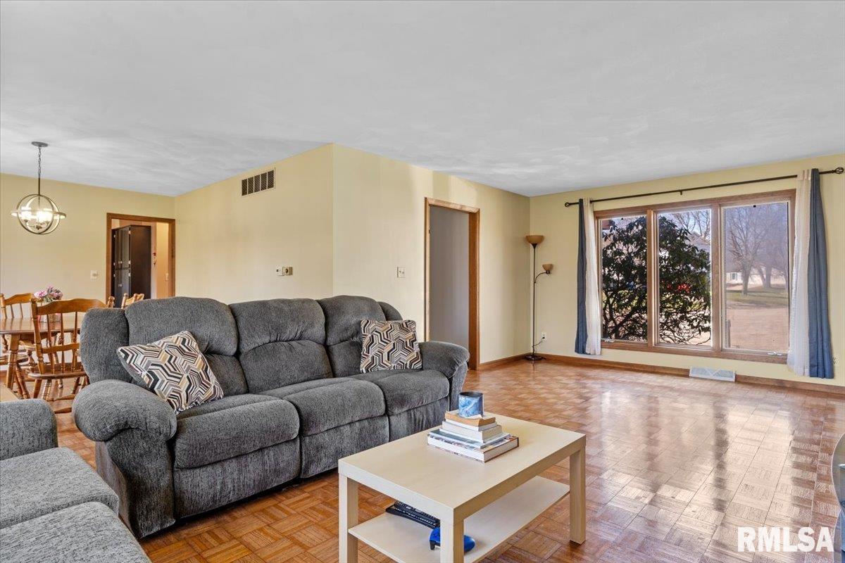 124 Augie Court Chatham, IL 62629 - Photo 5 of 44