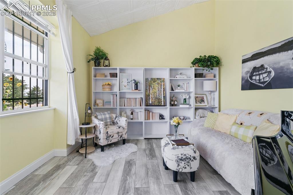 2960 Rio Vista Drive Colorado Springs, CO 80917 - Photo 5 of 32 a bedroom with furniture and a book shelf