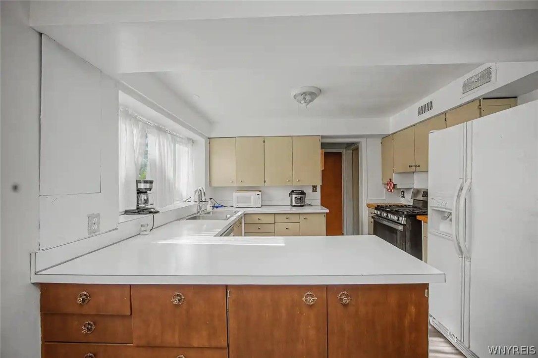 9326 Rivershore Drive Niagara Falls, NY 14304 - Photo 6 of 33