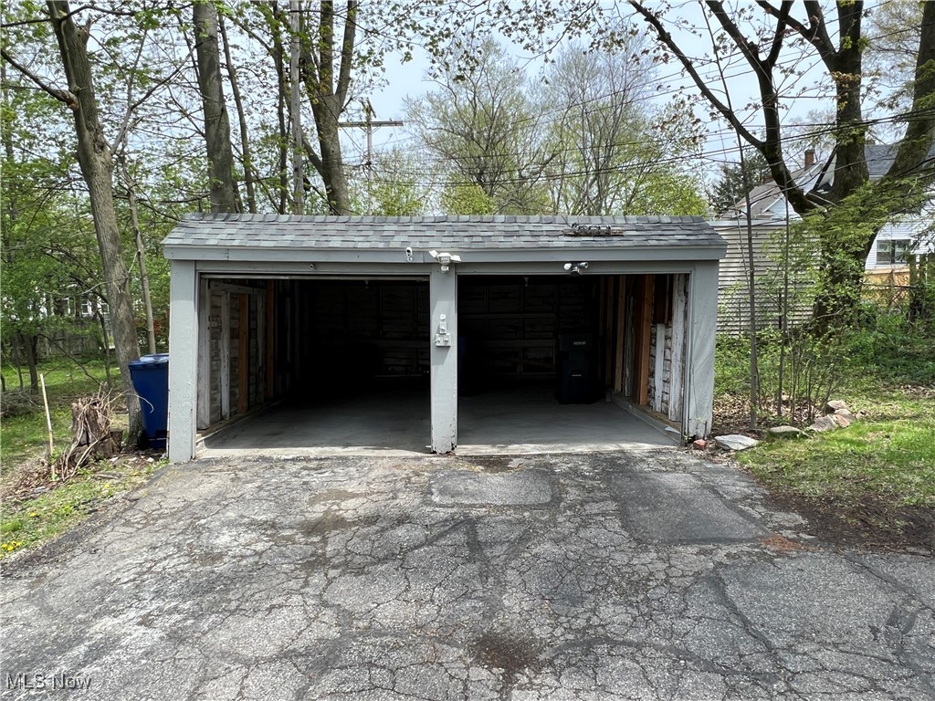 1695 Lee Road Cleveland, OH 44118 - Photo 4 of 36