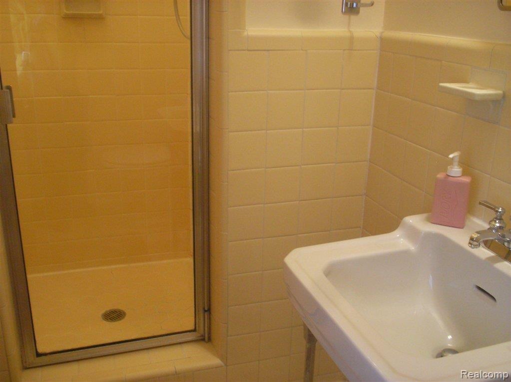 460 Lexington Road Grosse Pointe, MI 48236 - Photo 8 of 16 P1010030.JPG