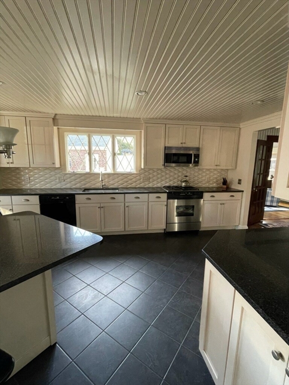 16 Hurlcroft Road Milton, MA 02186 - Photo 8 of 30 Gallery Image 8