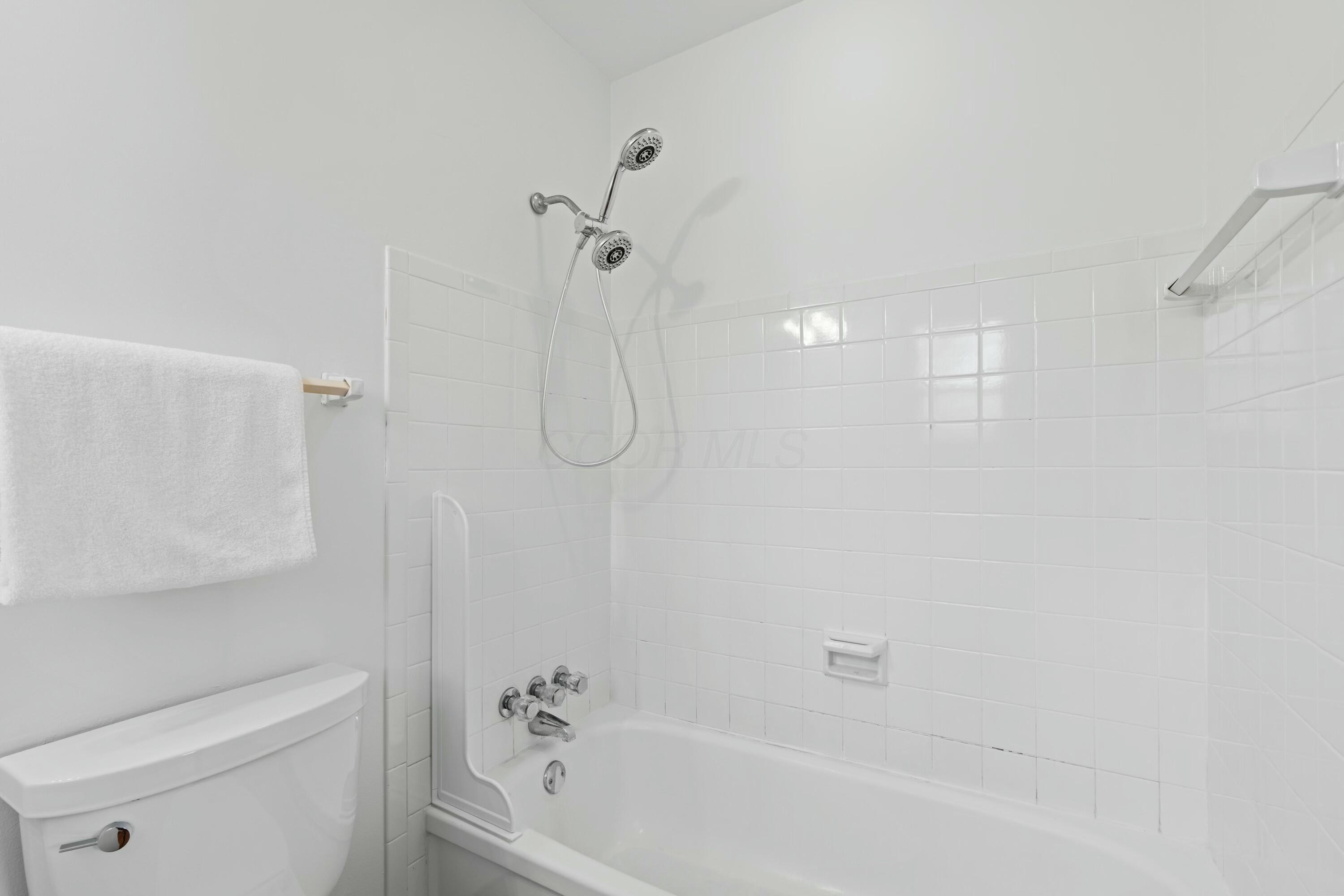 2500 Lytham Road Upper Arlington, OH 43220 - Photo 40 of 69 Primary Bathroom
