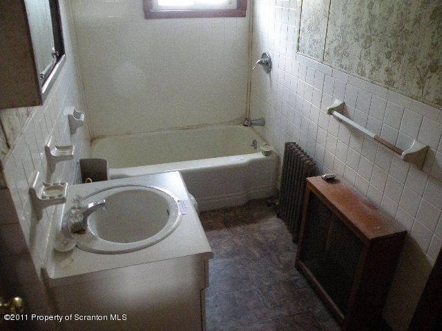 1714 Rear Wayne Avenue Scranton, PA 18508 - Photo 7 of 8 Gallery Image 7
