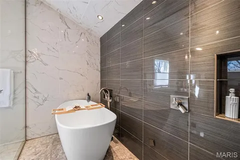 $1,950,000 | 28 Ladue Meadows, St. Louis, MO 63141